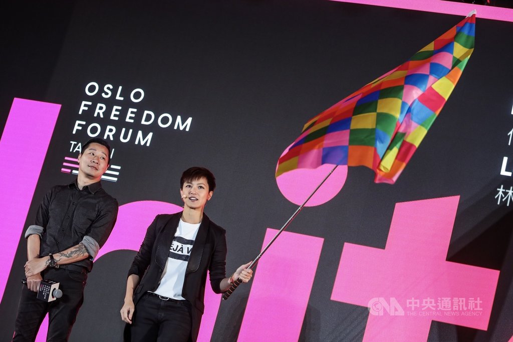 國際人權年度盛會「奧斯陸自由論壇」13日在台北舉行,香港歌手何韻詩(右)與無黨籍立委林昶佐(左)出席並就民主抗爭等相關議題展開對談,何韻詩進場時並高高揮舞連儂旗。中央社記者吳家昇攝 108年9月13日