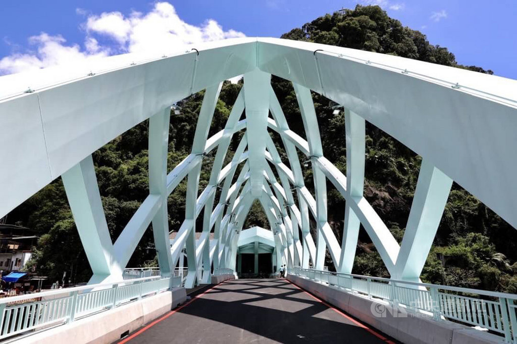 新北市烏來覽勝橋13日通車啟用,菱形鋼樑是泰雅族的編織意象,總重約600公噸,比原有橋梁提升兩公尺高度,可強化防洪保護能力。(市府工務局提供)中央社記者黃旭昇新北傳真 108年9月13日