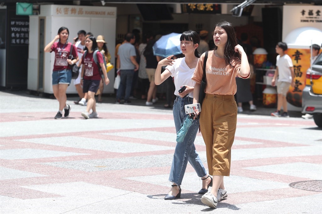 中央氣象局表示,12日中南部降雨減少,其他地區多雲到晴,午後北台灣可能出現短暫雷雨,花東縱谷及台東南側有局部攝氏36度以上高溫。中央社記者吳家昇攝 108年7月12日