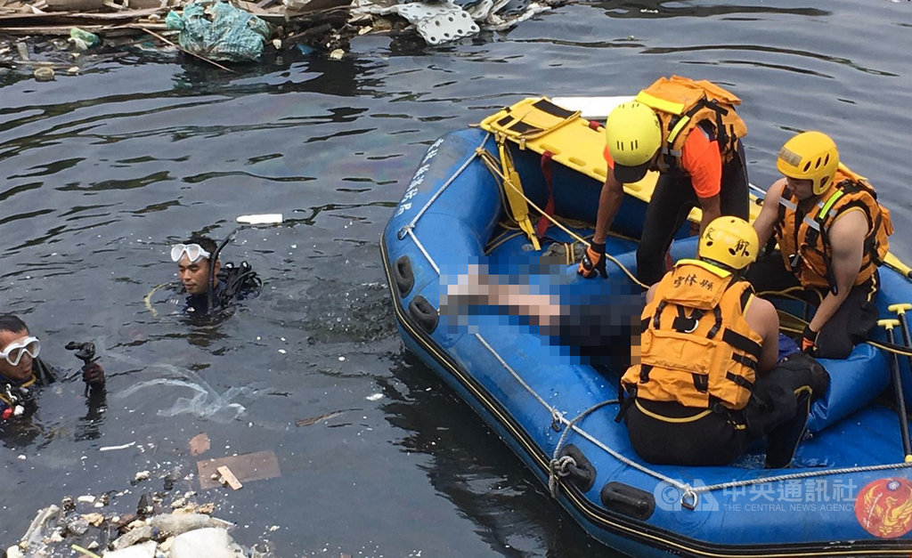 雲林縣消防局13日指出,一部農用搬運車跌入莿桐鄉濁水溪畔一處深水坑,一名駕駛失蹤,消防人員上午出動救生艇尋獲男子遺體。(雲林縣消防局提供)中央社記者葉子綱傳真 108年9月13日