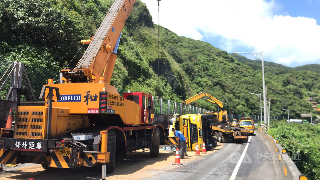 一輛化學槽車13日上午行經台2線88.5公里處時翻覆,碳酸鈉外洩,車內一對30多歲夫妻駕駛黃男及葉女輕傷,中午12時許道路雙向封閉,開始吊掛槽車作業。(翻攝照片)中央社記者王朝鈺傳真 108年9月13日