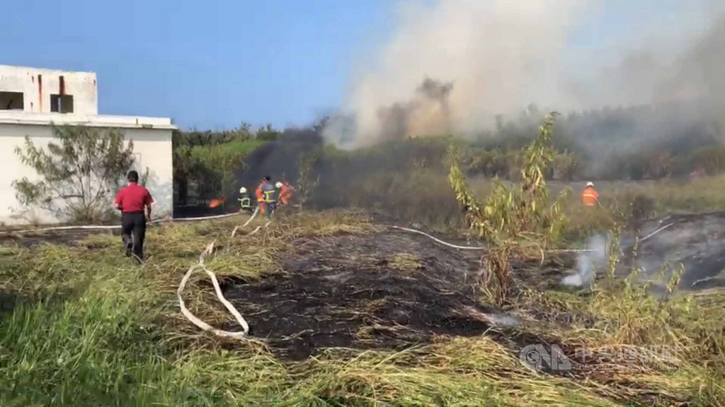 澎湖縣消防局13日表示,下午獲報在湖西鄉青螺村一處養殖場附近空地發生火警,隨即派員搶救,所幸火勢在下午近4時獲得控制,燃燒面積約1500平方公尺。(澎湖縣消防局提供)中央社 108年9月13日