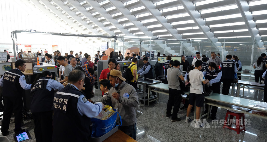 一名旅客12日深夜從香港搭機返台時,因託運行李中夾帶2盒肉鬆蛋捲,重約0.5公斤,被依動物傳染病防治條例,重罰新台幣20萬元。關務署台北關持續加強旅客防疫檢查作業。中央社記者邱俊欽桃園機場攝 108年9月13日
