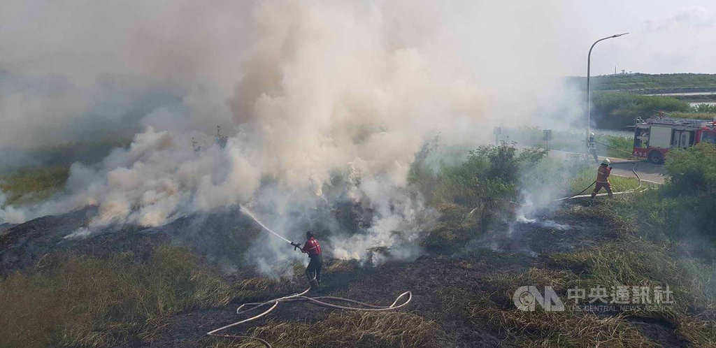 澎湖青螺一處養殖場周邊空地,13日中秋節疑因有民眾燃放爆竹煙火,不慎引發火警,消防局緊急調度人員救火,約1個小時成功控制火勢,所幸未傳人員傷亡。(澎湖消防局提供)中央社 108年9月13日