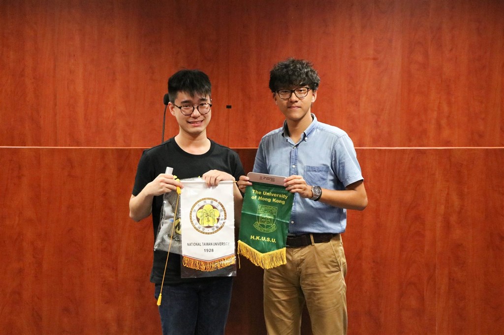 參與「反送中」運動的香港大學學生會署理會長黃程鋒(左)12日向港大學生會評議會提交請辭信,並表示已和家人離開香港。(圖取自facebook.com/hkusupage)