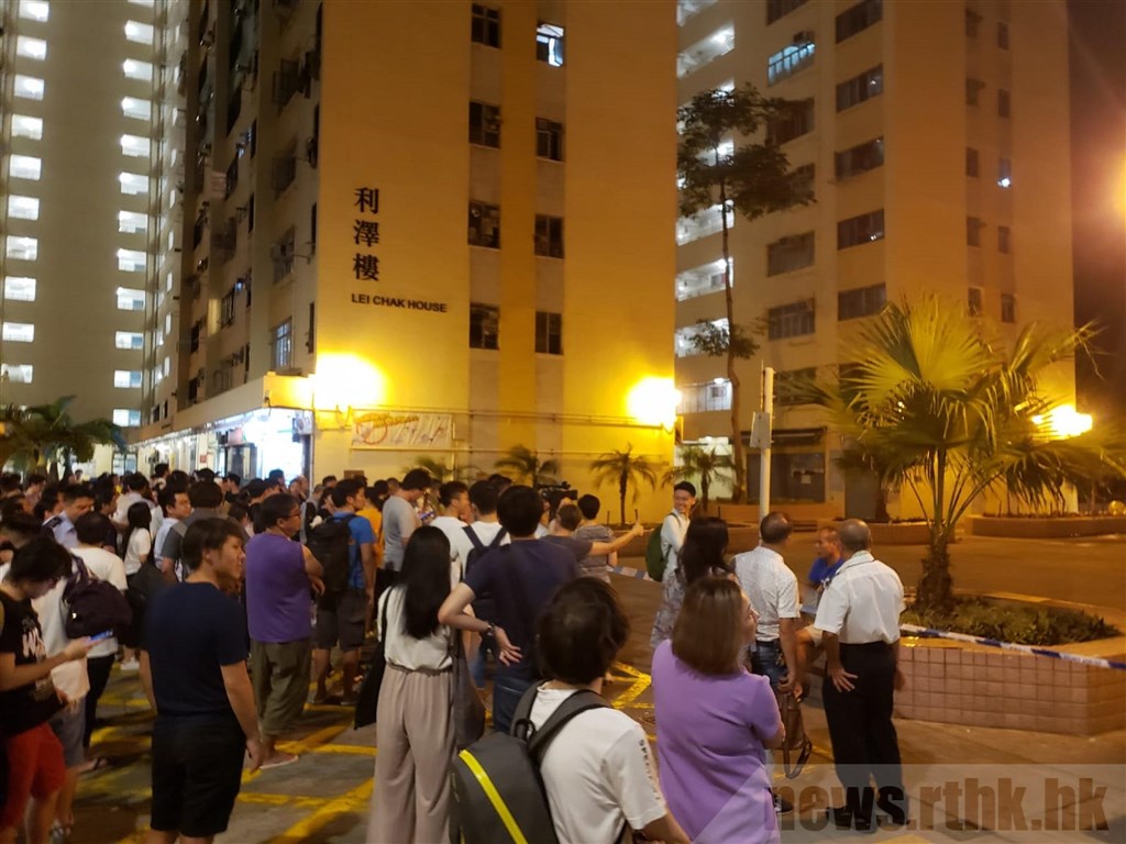 香港民眾在鴨脷洲邨進行「反送中」合唱呼口號的快閃行動,突然有裝著不明腐蝕液體的玻璃瓶從天而降,墜地後液體四濺,6人遭波及受傷。(取自香港電台網頁rthk.hk)