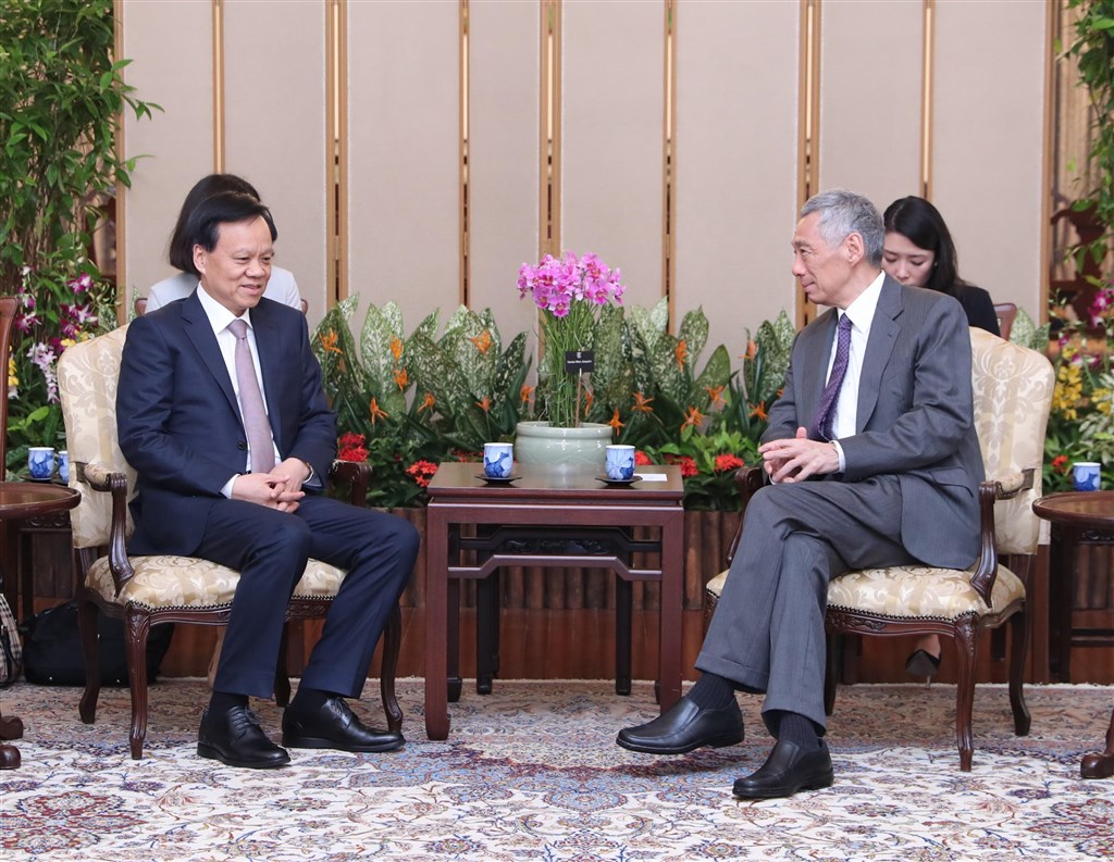 新加坡總理李顯龍(前右)11日會見中共中央政治局委員、重慶市委書記陳敏爾(前左)。(圖取自新加坡外交部網頁mfa.gov.sg)