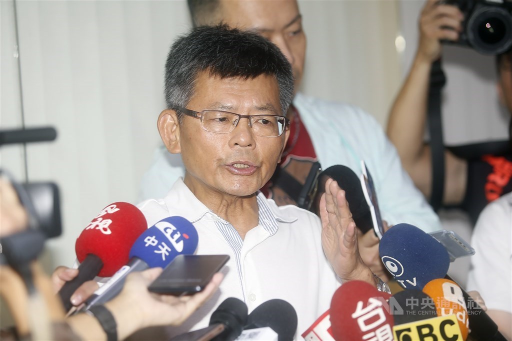 前高雄縣長楊秋興(前中)12日在臉書貼文說,看了國民黨「團結、奮鬥、救中華民國」的廣告,令他啼笑皆非,不得不抒發感想。(中央社檔案照片)