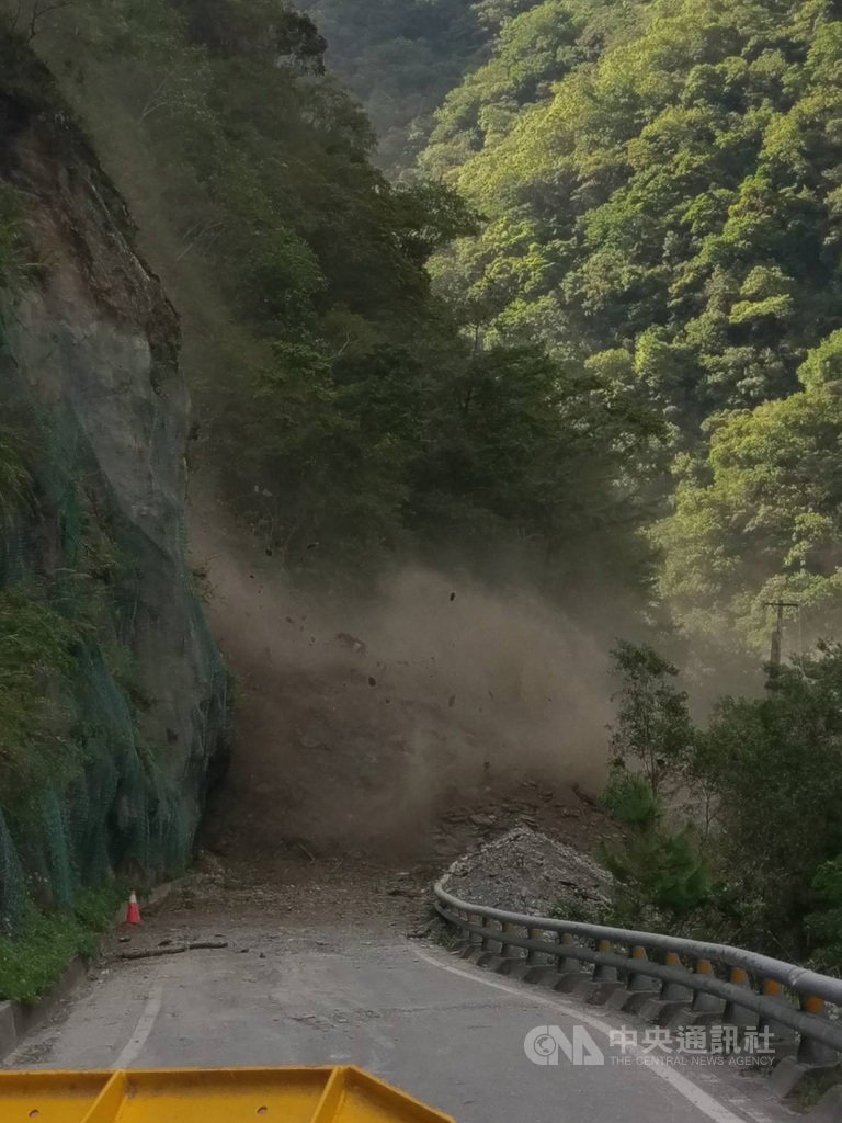 台東南橫公路台20線191公里新武路段12日大規模坍方,造成道路阻斷,13日上午9時搶通,採機動管制放行,預計中午恢復通行。(民眾提供)中央社記者張祈傳真 108年9月13日