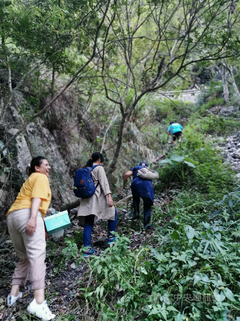 台東南橫公路台20線191公里新武路段12日大規模坍方,利稻、霧鹿部落10多名居民為中秋團圓,提著行李、禮品徒步下切河床,走古道回家。(民眾提供)中央社記者張祈傳真 108年9月13日