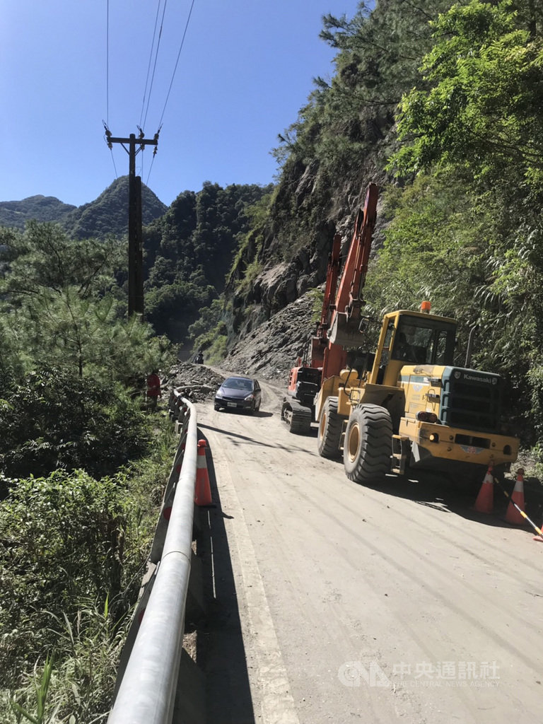 台東南橫公路台20線191公里新武路段12日大規模坍方,阻斷交通,公路總局關山工務段緊急封路,立即派人員機具到場搶通。(民眾提供)中央社記者張祈傳真 108年9月13日