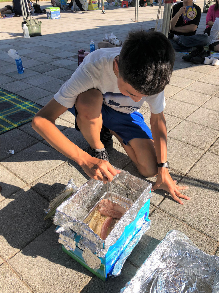 國立台灣科學教育館與國立高雄師範大學研究團隊合作,開發出紙箱烤肉法,只要用4顆炭就能烤熟一隻雞,科教館13日舉行「神奇的紙箱烤肉」活動,參與親子動手製作烤爐後用來烤肉,節能又環保。中央社記者陳至中台北攝 108年9月13日