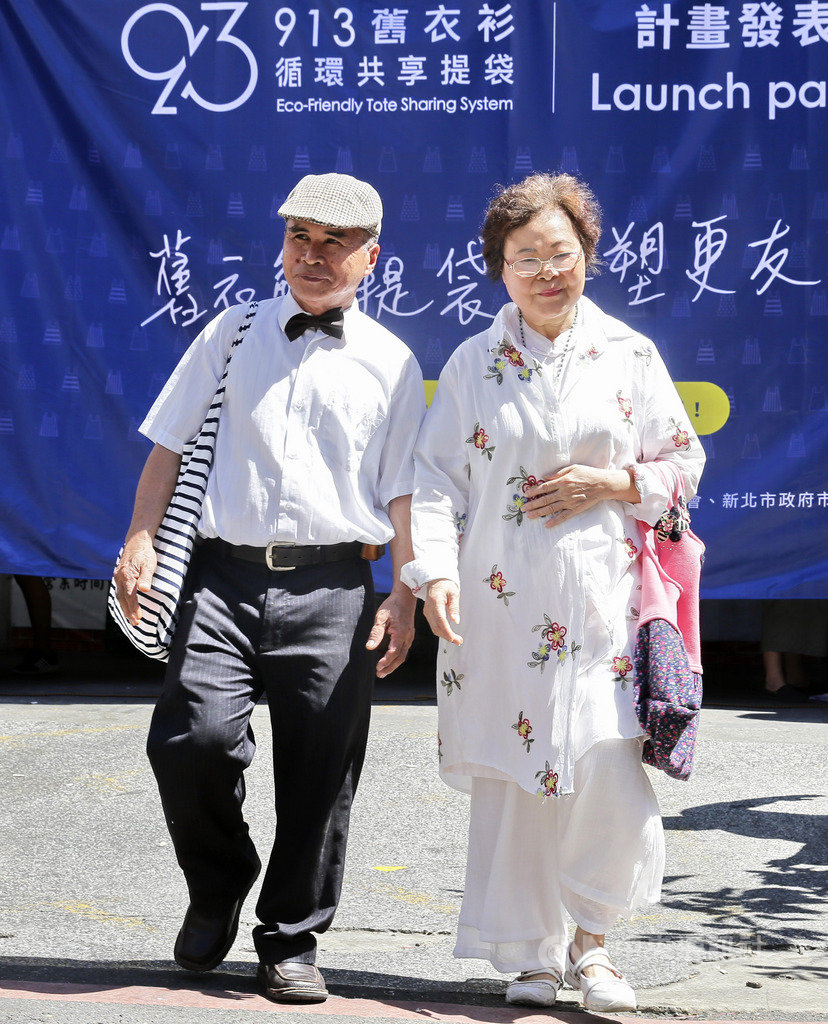 新北市三峽區甘樂文創合習聚落13日推出「913(舊衣衫)循環共享提袋」計畫,並邀請民眾走秀展示由不要的舊衣改造成的時尚購物袋。(合習聚落提供)中央社記者黃旭昇新北市傳真 108年9月13日