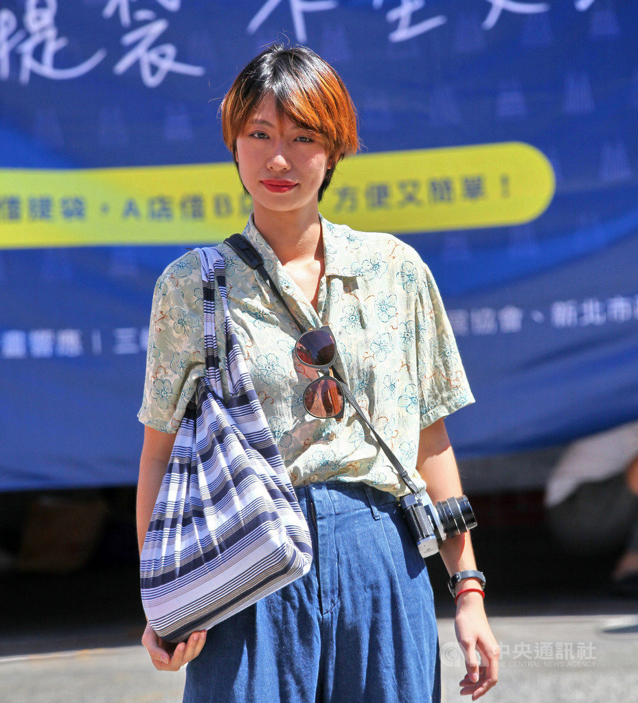 新北市三峽區「合習聚落」13日舉行「913(舊衣衫)循環共享提袋」計畫發表會,募集回收舊衣後,交由社區媽媽改造成兼具環保與實用的購物袋並提供民眾租借,盼可降低塑膠垃圾氾濫。(合習聚落提供)中央社記者黃旭昇新北市傳真 108年9月13日