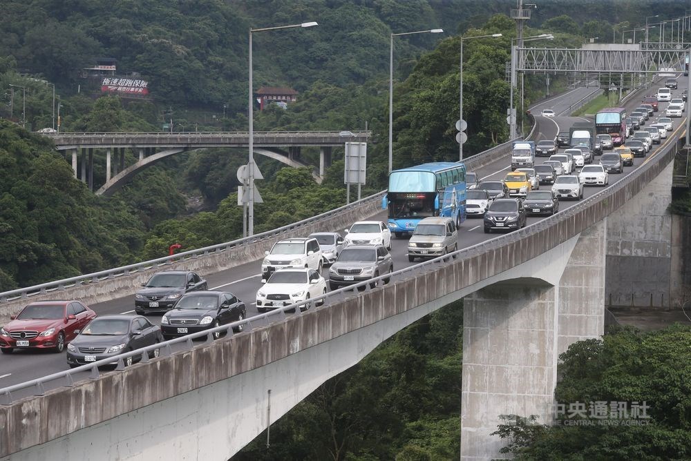中秋連假即將進入尾聲,高公局預估14日下午起9路段恐湧現車潮。(中央社檔案照片)