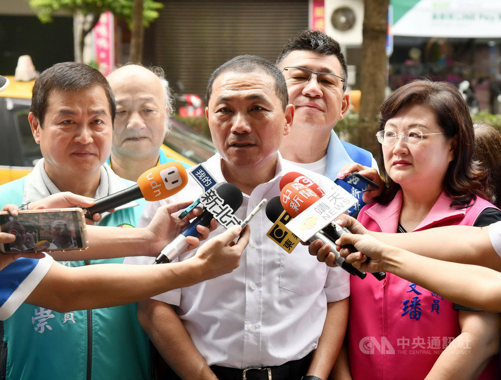 對於是否會到台中與國民黨總統參選人韓國瑜合體,新北市長侯友宜(中)14日受訪表示,今天很忙,下午會前往觀光景點視察當地交通壅塞狀況。(市府提供)中央社記者黃旭昇新北傳真 108年9月14日