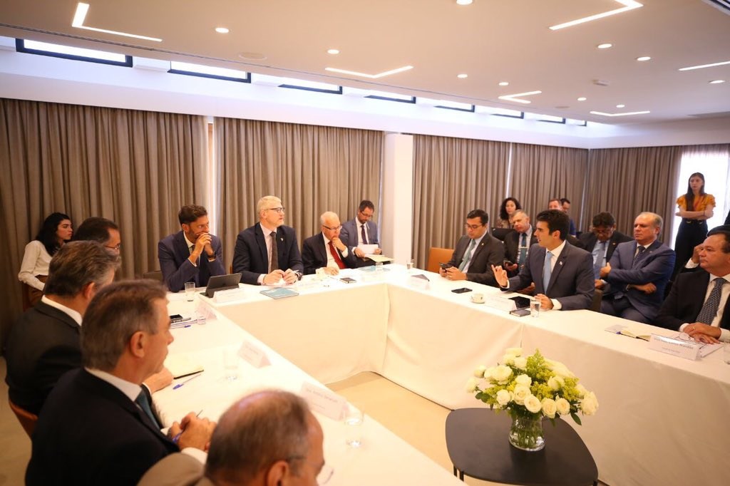 巴西亞馬遜法定地區各州州長13日與德國、挪威和英國駐巴西大使在巴西利亞召開會議後決定,將在未來幾天宣布恢復「亞馬遜基金」撥款。(圖取自twitter.com/helderbarbalho)