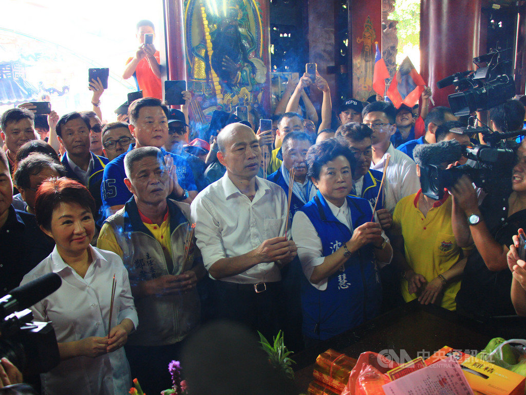 國民黨總統參選人、高雄市長韓國瑜(前左3)14日在台中市長盧秀燕(前左)陪同下,前往北屯紫微宮參拜。中央社記者蘇木春攝 108年9月14日