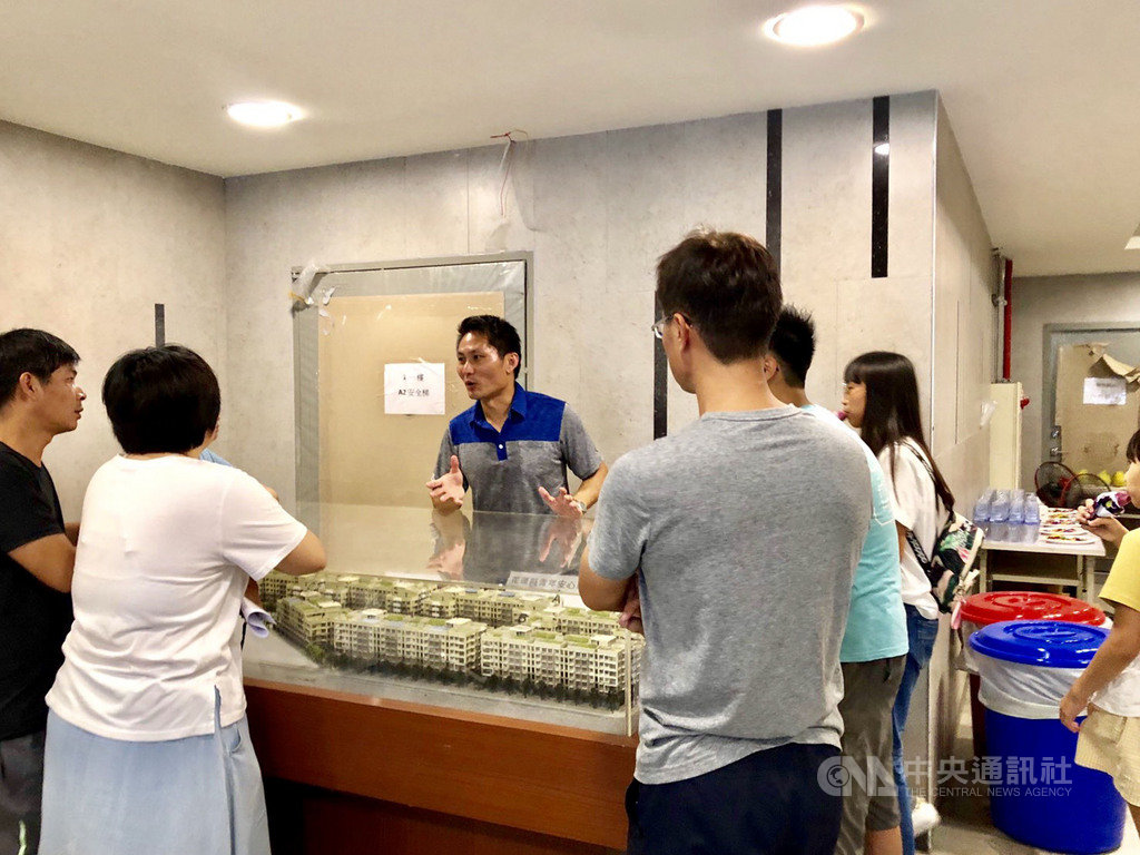 花蓮縣政府推出「青年安心成家住宅」,中秋連假期間開放民眾賞屋,花蓮縣政府建設處長鄧子榆(中)為民眾介紹住宅規劃設計。(花蓮縣政府提供)中央社記者張祈傳真 108年9月14日