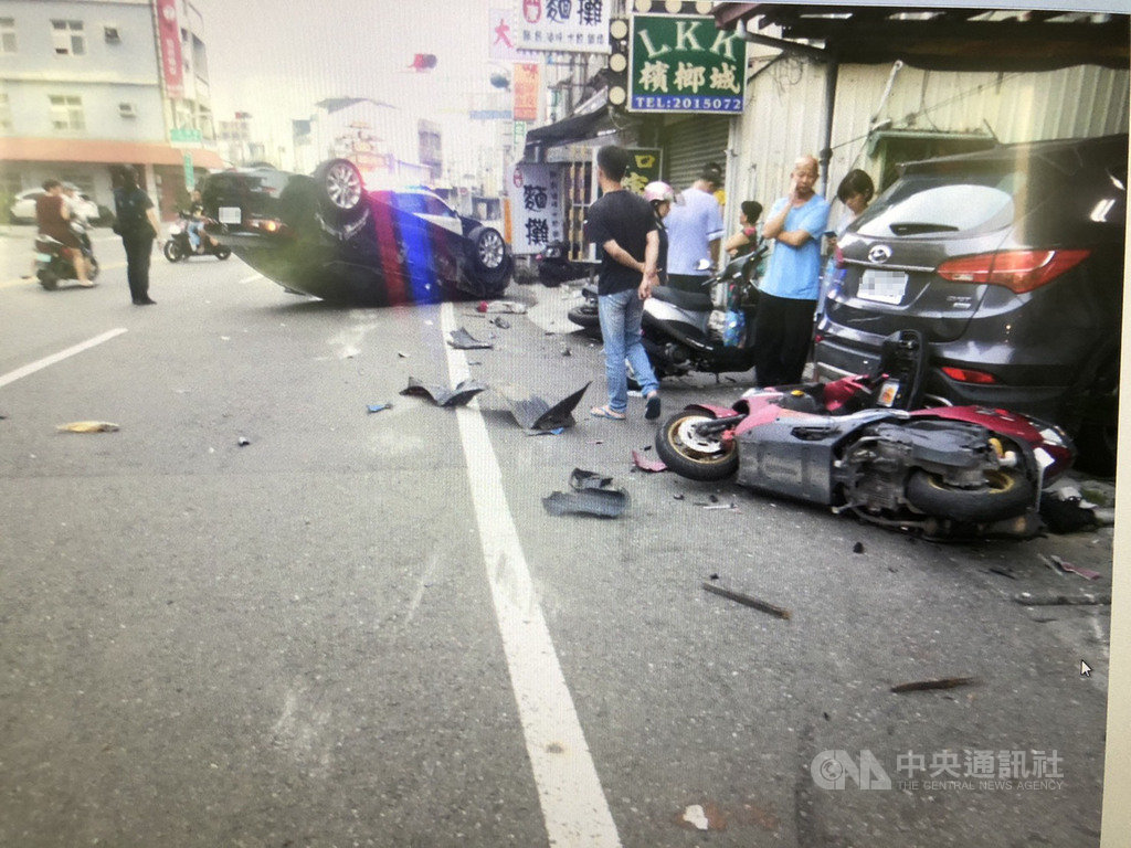 台南市24歲楊姓男子中秋夜喝酒狂歡,14日清晨開車返家,疑精神不濟撞及路旁汽機車與店家,楊男汽車也因撞擊翻覆。(翻攝照片)中央社記者張榮祥台南傳真 108年9月14日