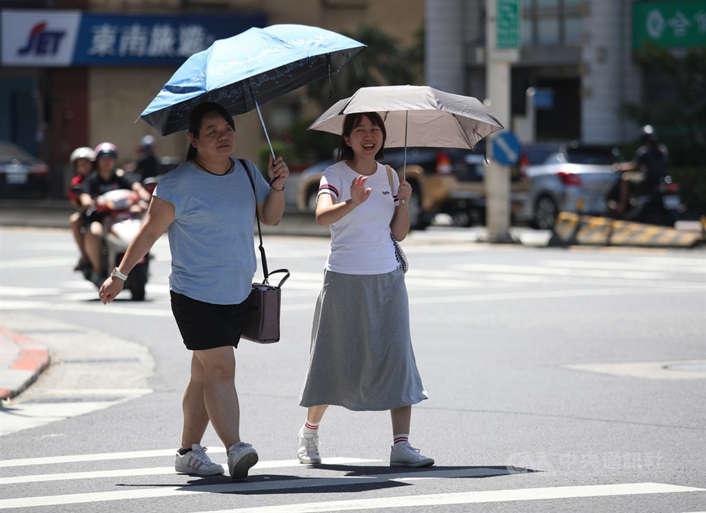 氣象局指出,14日各地多以多雲到晴的天氣為主,高溫32至34度。(中央社檔案照片)