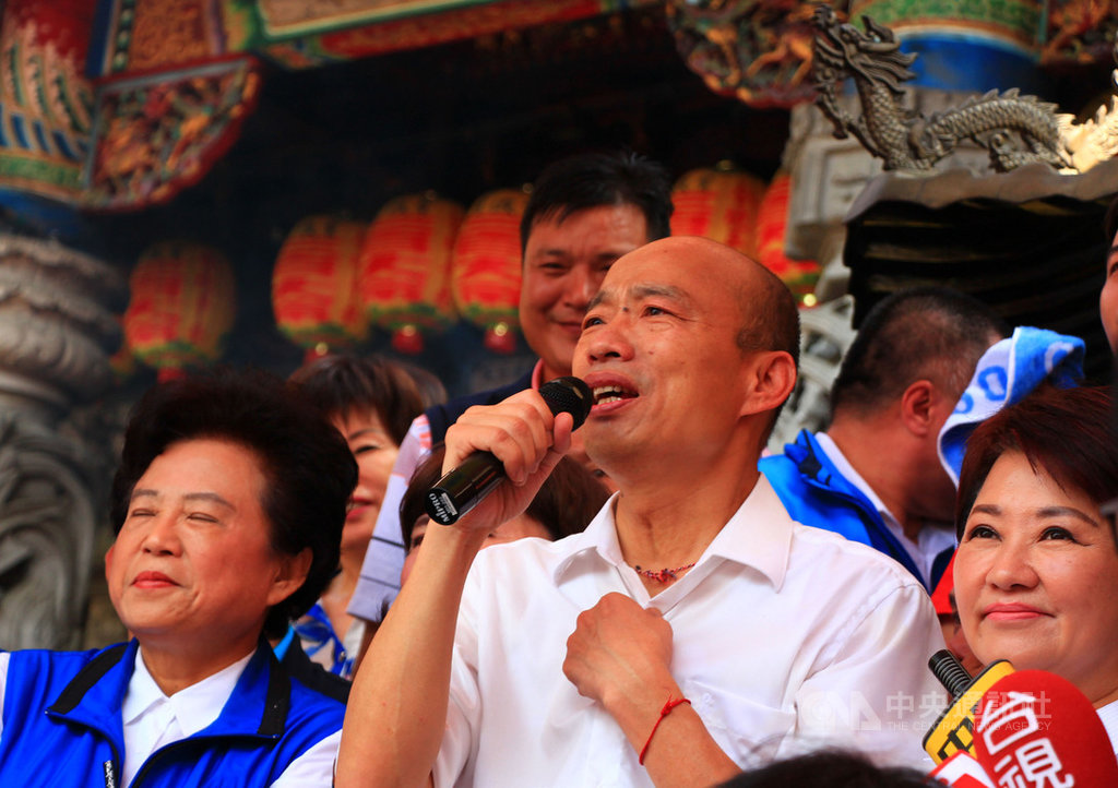 國民黨總統參選人、高雄市長韓國瑜(前右2)14日到台中參訪,由台中市長盧秀燕(前右)陪同到宮廟參拜,兩人合體同框展現團結士氣。中央社記者蘇木春攝 108年9月14日
