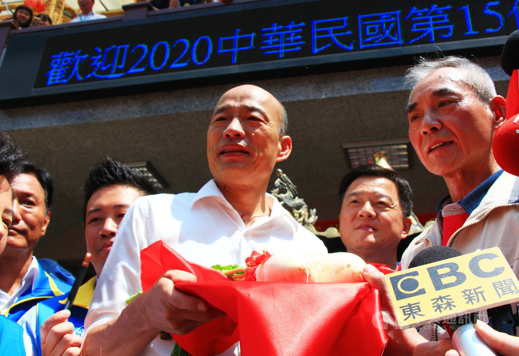國民黨總統參選人、高雄市長韓國瑜(中)14日到台中展開宮廟參訪行程,對於是否與前新北市長朱立倫合作,他受訪表示,兩人對台灣的未來、下一代都有共同的關心,隨時都保持密切的聯繫。中央社記者蘇木春攝 108年9月14日