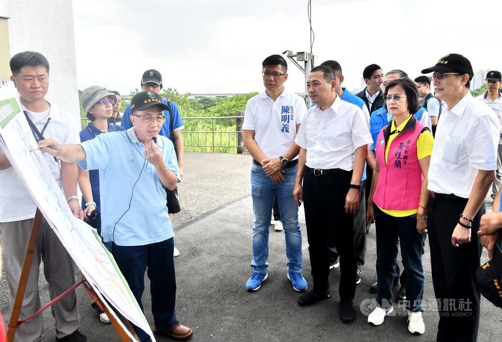 新北市長侯友宜(前右3)14日視察五股區等多處水利改善工程,聽取相關簡報,也呼籲民眾多體諒工程過渡期,市府一定會儘速完工。(新北市政府提供)中央社記者黃旭昇新北市傳真 108年9月14日
