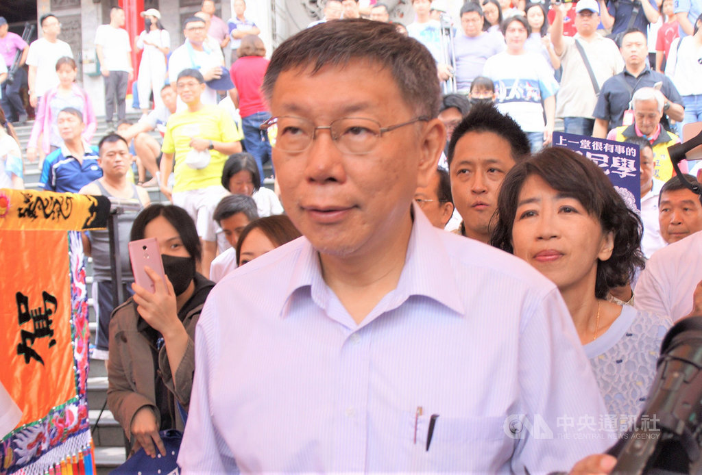 台北市長柯文哲(前)與妻子陳佩琪(前右)14日前往高雄三鳳宮參拜,現場進行遶境活動,加上支持者熱情助陣,場面熱烈。中央社記者程啟峰高雄攝 108年9月14日