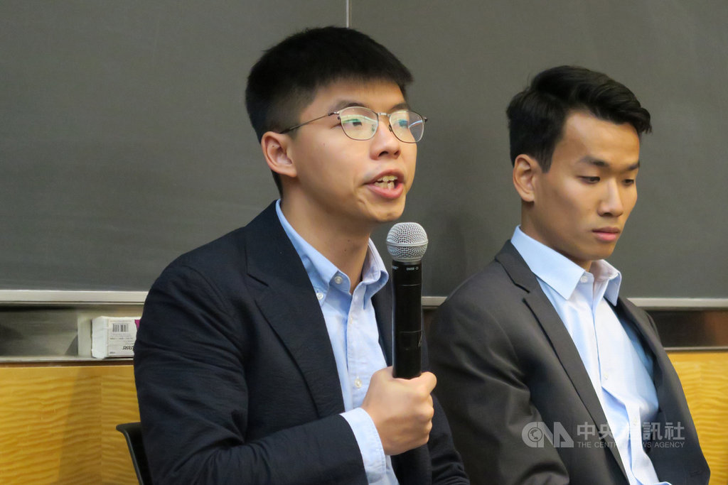 香港眾志秘書長黃之鋒(左)13日在紐約哥倫比亞大學表示,中國國務院台灣事務辦公室搞白色恐怖沒有用,他期盼更多台灣人關注香港抗爭。中央社記者尹俊傑紐約攝 108年9月14日