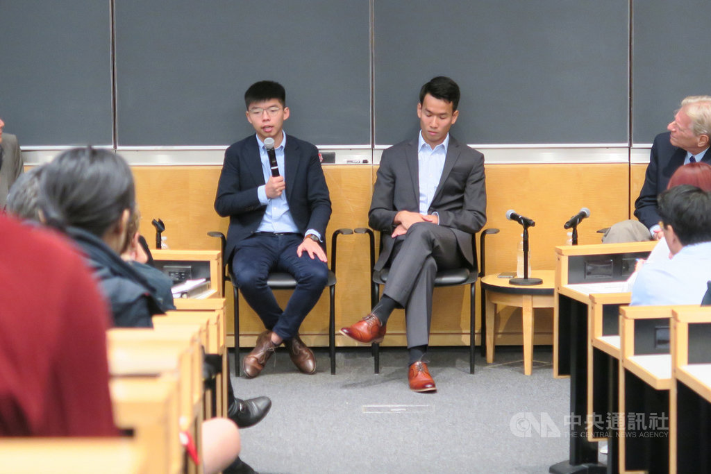 香港眾志秘書長黃之鋒(左)與「反送中」示威者梁繼平(右)訪問紐約,13日參加哥倫比亞大學法學院座談會,暢談「反送中」運動結構性因素、抗爭長期不退燒原因及未來走向。中央社記者尹俊傑紐約攝 108年9月14日