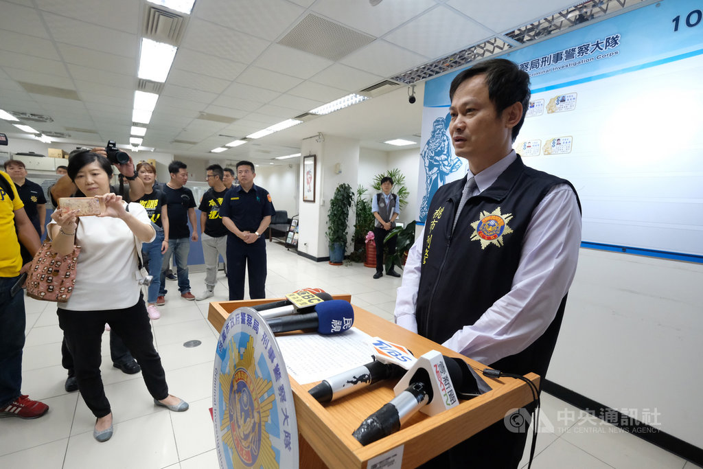 涉嫌槍殺桃園市龍潭區角頭貓霖幫主江宗霖的另一名嫌犯13日落網,桃園警方14日指出,凶嫌與江宗霖因金錢糾紛而引發殺機,目前已遭羈押禁見。中央社記者邱俊欽桃園攝 108年9月14日