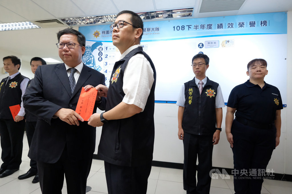 桃園警方14日宣布偵破槍殺黑幫角頭案,桃園市長鄭文燦(前左)慰勞專案小組成員,並肯定這段時間的努力,才能在最短時間內破案。中央社記者邱俊欽桃園攝 108年9月14日