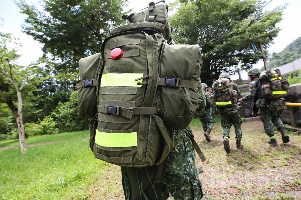 陸軍特種作戰指揮部特5營自5日起,每人背負超過25公斤重裝備,展開縱走北台灣、總長550公里的「戰術任務行軍訓練」。中央社記者游凱翔攝 108年9月14日
