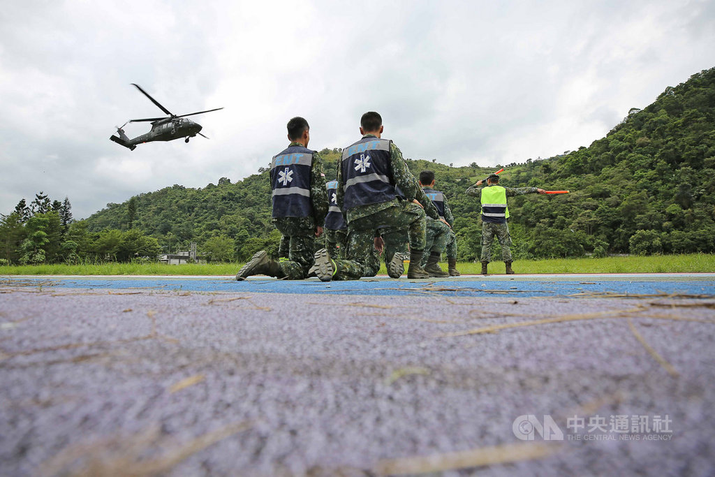 陸軍特種作戰指揮部特5營10日在宜蘭大同鄉行軍訓練,訓練課目包括戰傷救護、傷患後送演練等,其中當UH-60M黑鷹直升機降落國小操場,救護官兵在旁待命。中央社記者游凱翔攝 108年9月14日