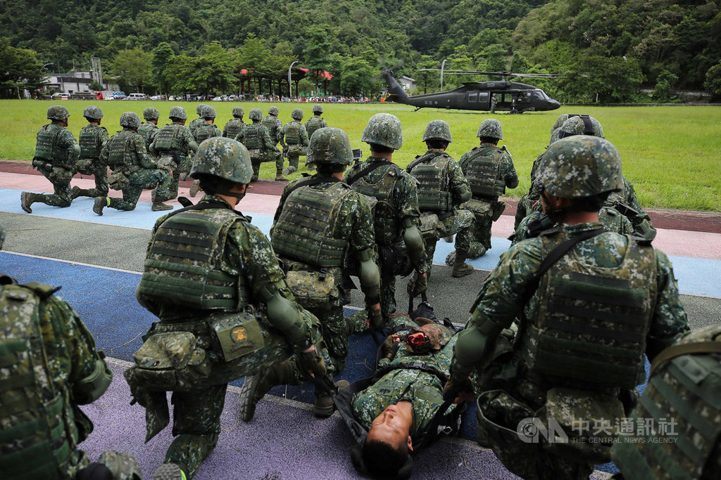陸軍特種作戰指揮部特5營10日在宜蘭大同鄉行軍訓練,訓練課目包括戰傷救護、傷患後送演練,官兵在大同國小操場待命,待黑鷹直升機降落後將傷患後送急救。中央社記者游凱翔攝 108年9月14日