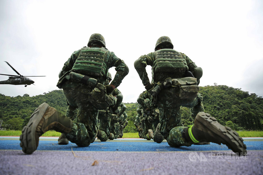 陸軍特種作戰指揮部特5營10日在宜蘭大同鄉行軍訓練,訓練課目包括戰傷救護、傷患後送演練,官兵在大同國小操場待命,待黑鷹直升機降落後將傷患後送急救。中央社記者游凱翔攝 108年9月14日