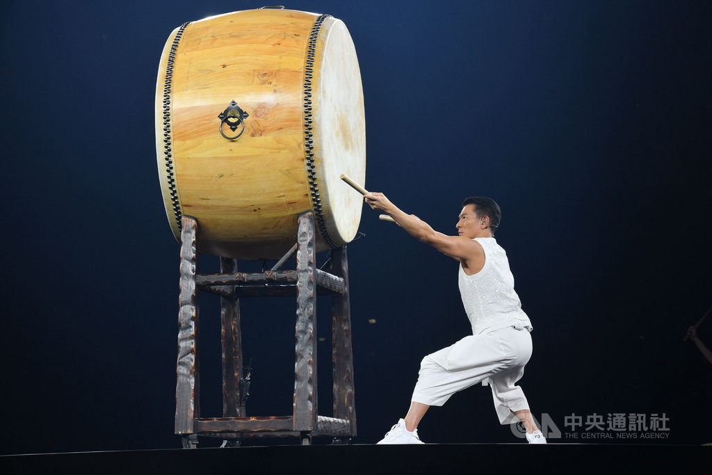 劉德華13日在馬來西亞展開一連3天巡迴演唱會,也是他海外巡演的首站。他心情大好,不僅賣力高歌熱舞,也不斷高呼會維持帥勁繼續迷倒粉絲的子孫。(星藝娛樂提供)中央社記者郭朝河吉隆坡傳真 108年9月14日