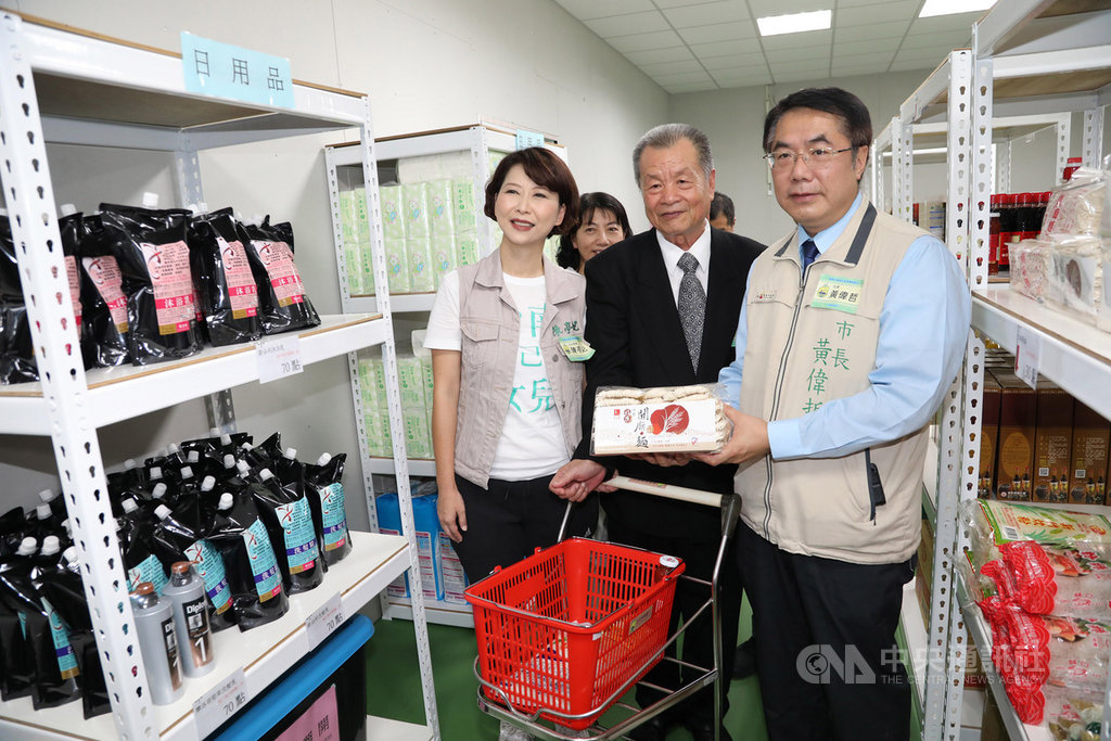 台南市長黃偉哲(右)14日出席由財團法人興毅慈善基金會成立的「台南忠信食物銀行」揭牌啟用典禮,盼透過這類公益平台,能夠更有效率地將物資送給需要幫助的人,這也是各界行善的理想目標。(台南市政府提供)中央社 108年9月14日