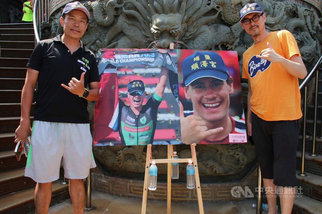 挪威運動選手艾登(Gustav Iden)日前戴著彰化埔鹽順澤宮的帽子奪下鐵人三項冠軍,讓這頂「冠軍帽」一夕爆紅,14日仍有大批人潮到順澤宮登記想索取帽子,現場也有不少拿到帽子的民眾開心留影。中央社記者蕭博陽彰化縣攝 108年9月14日