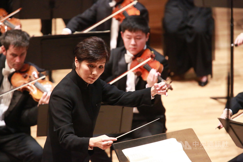 指揮葉詠詩(前)9月底將帶領香港小交響樂團來台演出「小城大兵的故事–魔鬼回歸」,音樂會將結合舞蹈與戲劇元素,締造全新音樂體驗。(上善藝術提供)中央社記者趙靜瑜傳真 108年9月14日
