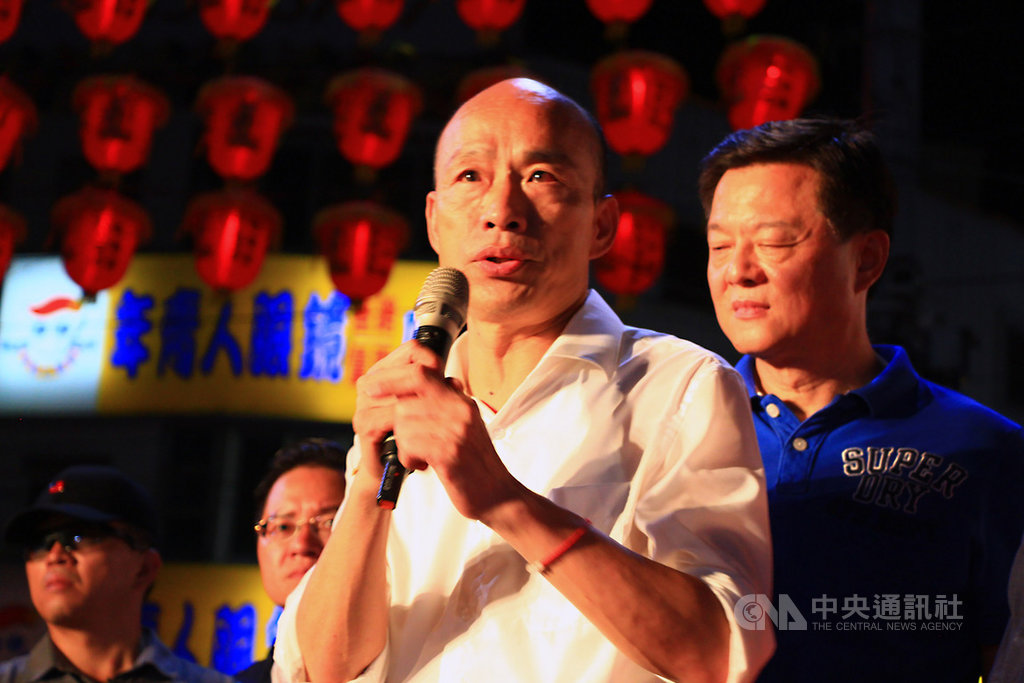 國民黨提名總統參選人韓國瑜(前)14日走訪台中,晚間最後一站抵達大甲鎮瀾宮,韓國瑜表示,會盡可能把心中的理念告訴人民,在台中看到這麼多熱情鄉親支持,他非常感謝。中央社記者蘇木春攝 108年9月14日