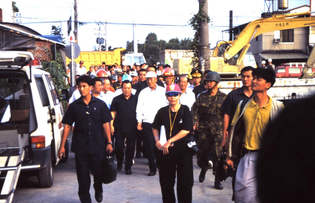 九二一地震發生後,土耳其政府、民間共組救難隊協助搜救,其中志工團體AKUT派出17人參與團隊。圖為時任總統李登輝視察災區。(艾揚提供)中央社記者何宏儒伊斯坦堡傳真 108年9月14日
