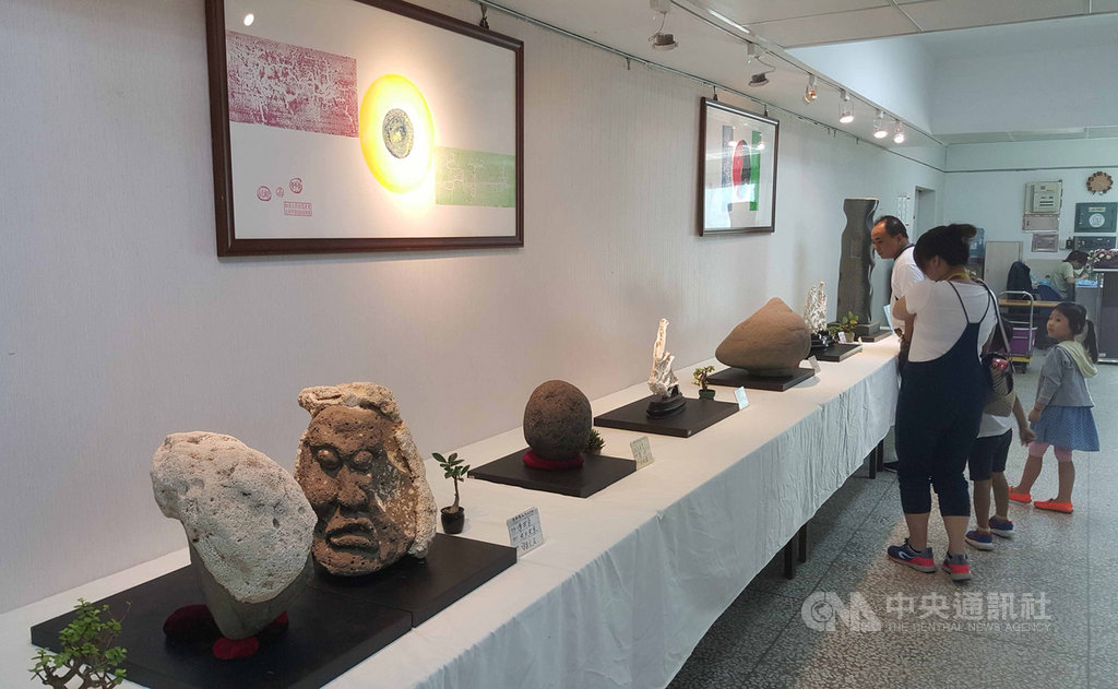 澎湖108年石友會會員聯展14日起在澎湖縣文化局登場,展出作品琳瑯滿目,適逢中秋連假,吸引不少民眾攜家帶眷前來參觀。中央社 108年9月14日