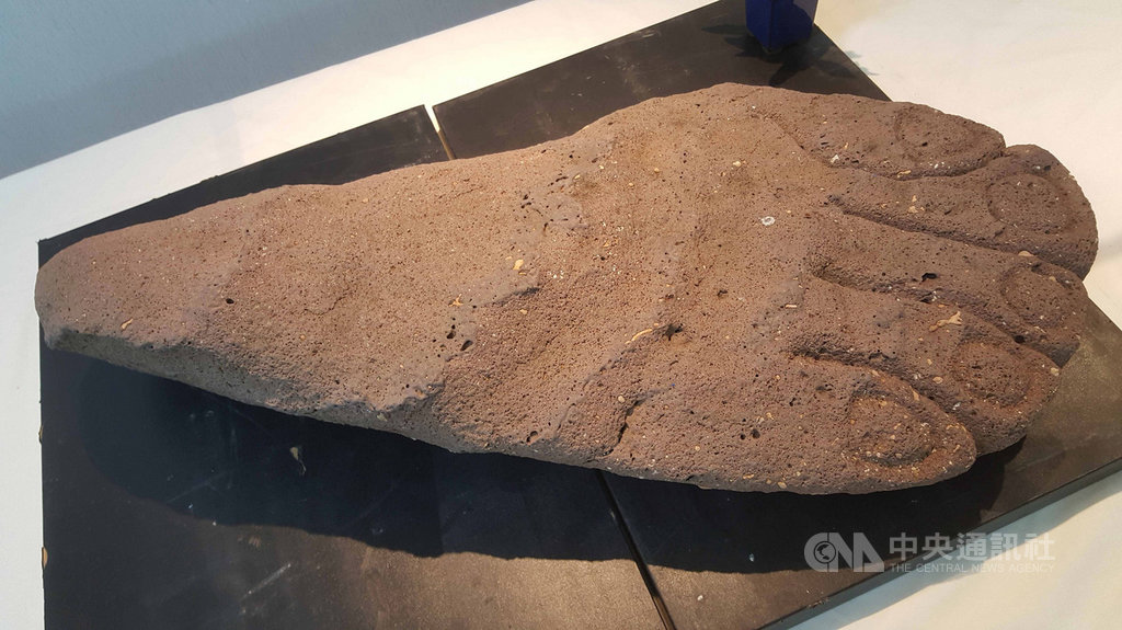澎湖石友會108年會員聯展14日起在澎湖縣文化局中興畫廊舉行,展品內容豐富多元,其中石友會理事長陳扶氣提供狀似人類腳掌的石頭藝品展出,相當吸睛。中央社 108年9月14日