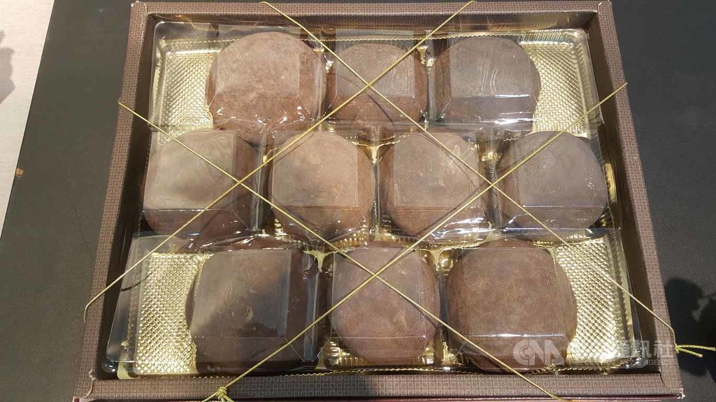 中秋連假第2天,澎湖縣文化局中興畫廊14日推出澎湖石友會108年會員聯展,展出各式奇石藝品,其中還有狀似傳統月餅「綠豆椪」的展品,相當應景。中央社 108年9月14日