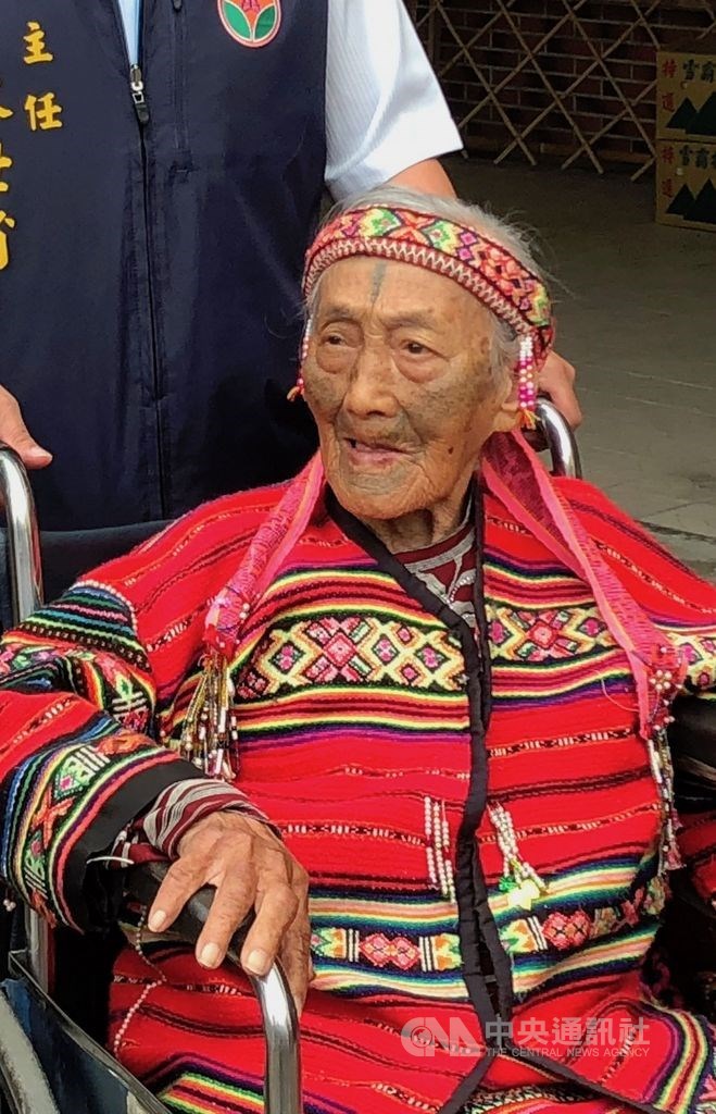 苗栗縣碩果僅存的泰雅族文面國寶柯菊蘭,因肺炎住進加護病房,14日清晨辭世,享耆壽97歲。圖為107年4月柯菊蘭出席泰雅文面紀錄片發表會。(資料照片)中央社記者管瑞平攝 108年9月14日