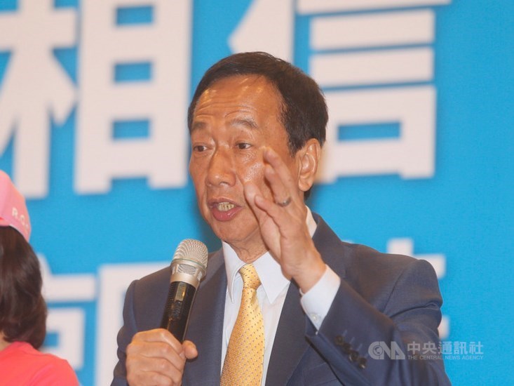 外傳郭台銘(圖)為馬英九日前被韓粉噓一事感到不平,並向幕僚說「就由我來教訓韓國瑜」。郭辦14日嚴正否認。(中央社檔案照片)