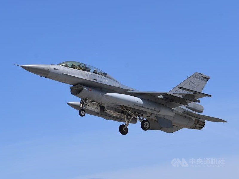 行政院會5日通過「新式戰機採購特別條例」草案,後續送立院審議。民進黨立委王定宇評估,草案最快將於10月底完成三讀。圖為F-16戰機。(中央社檔案照片)