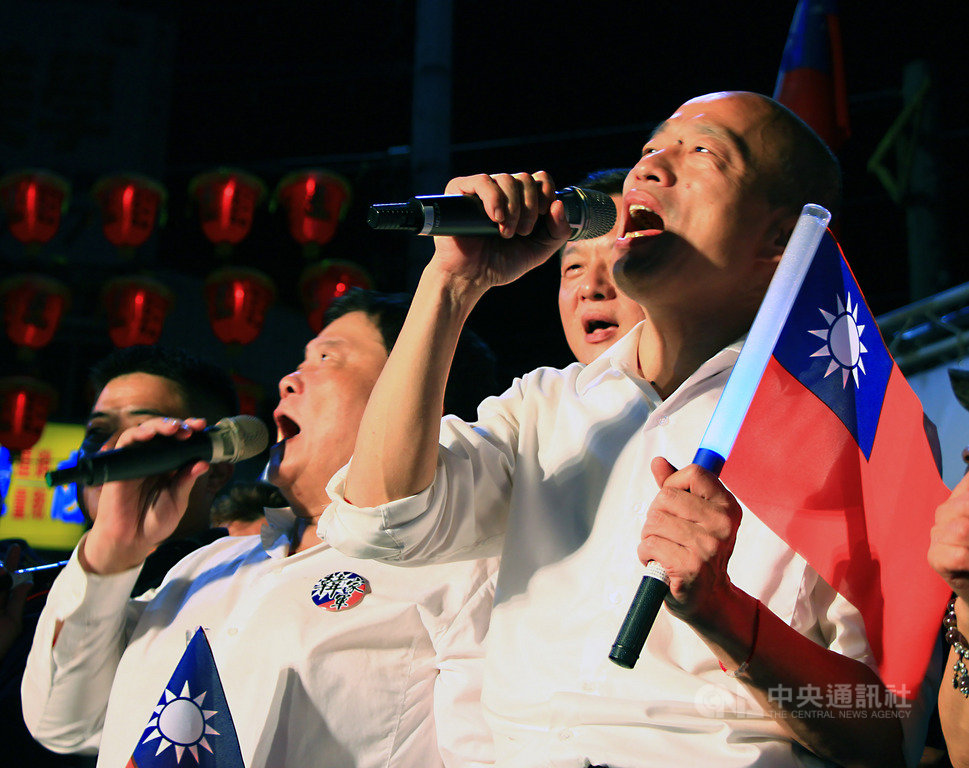 國民黨提名總統參選人韓國瑜(右)14日到台中參訪,晚間到達大甲鎮瀾宮參拜後,於廟外廣場參加造勢晚會,現場支持者熱情相挺。中央社記者蘇木春攝 108年9月14日